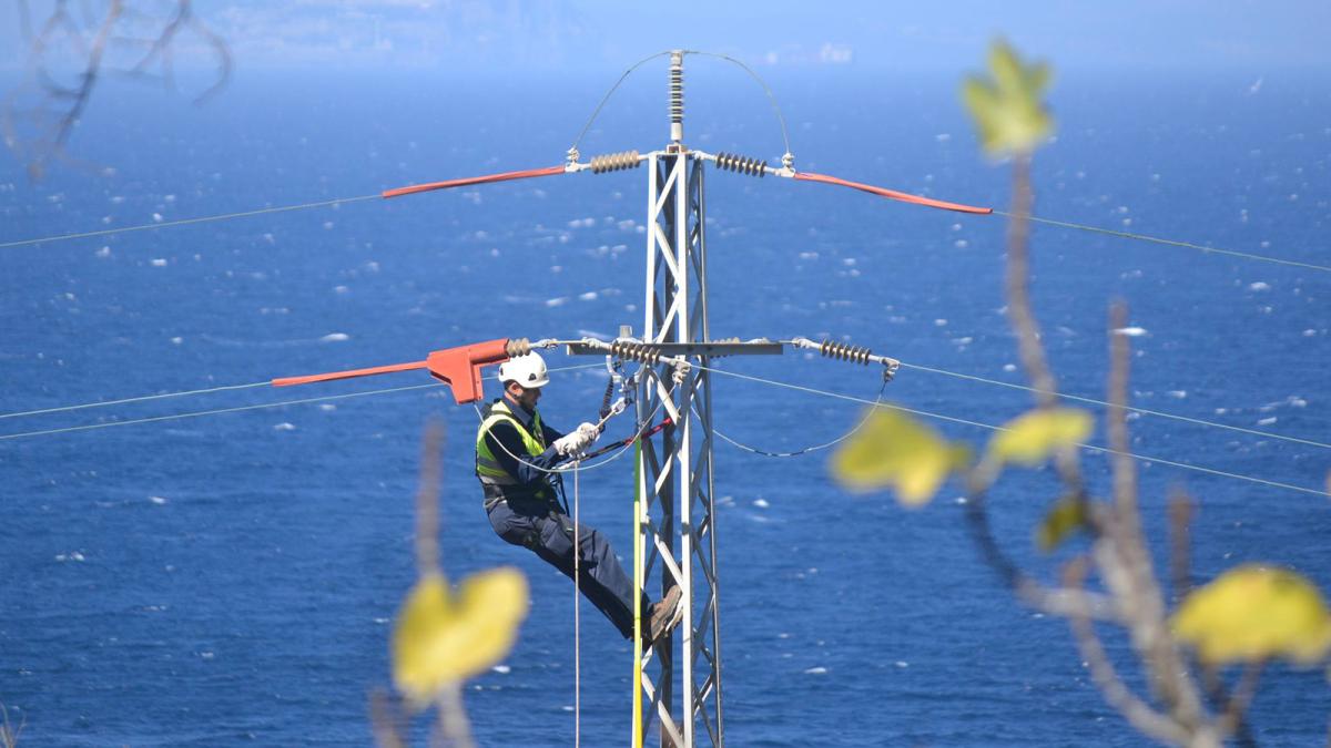 Endesa invierte 410.000 euros en la reposición de 12 torretas dañadas en La Gomera